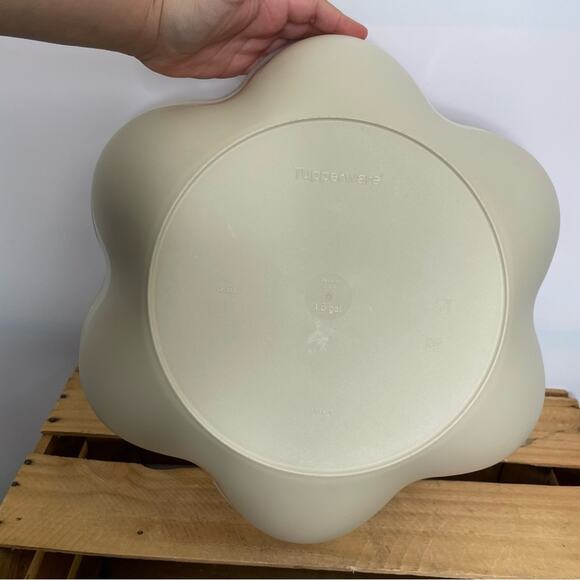 Tupperware chip and dip floral bowl beige 1.5 Gallon - Picture 8 of 16
